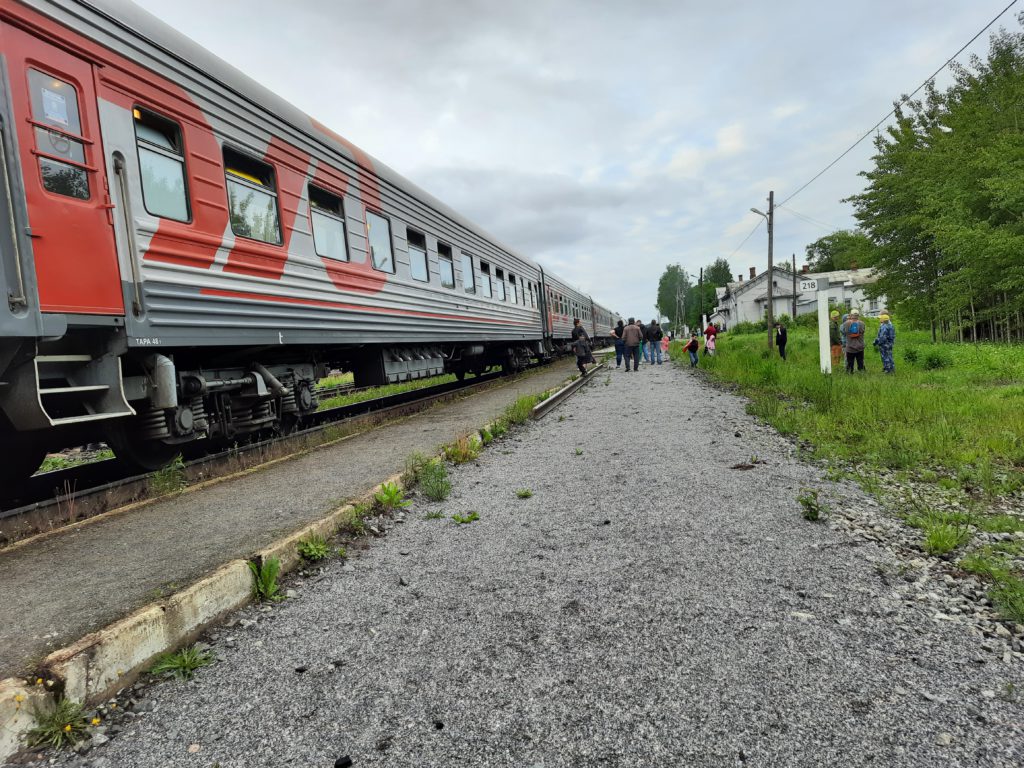 Тест поезда из Петербурга в Костомукшу: санитарные зоны, сломавшийся тепловоз и бесконечные озера за окном
