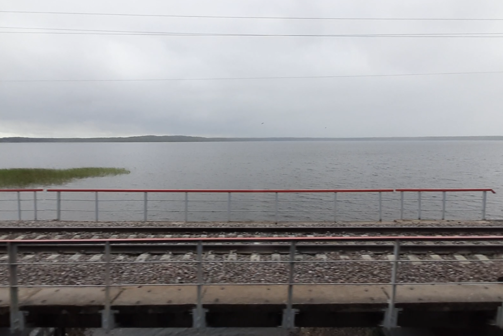 Тест поезда из Петербурга в Костомукшу: санитарные зоны, сломавшийся тепловоз и бесконечные озера за окном