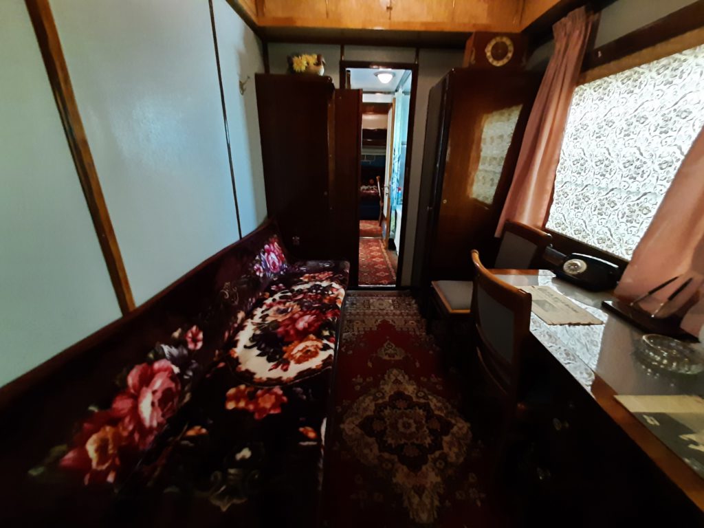 Побывал внутри бронированного вагона Брежнева. Кровать, массажный стол и ванна, которые помнят генсека