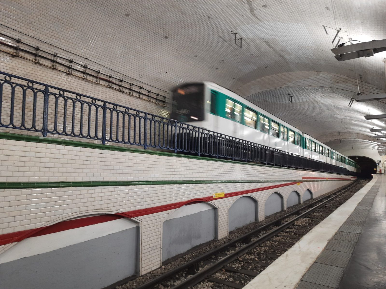 Из-за чего поезда метро останавливаются в перегонах между станциями?