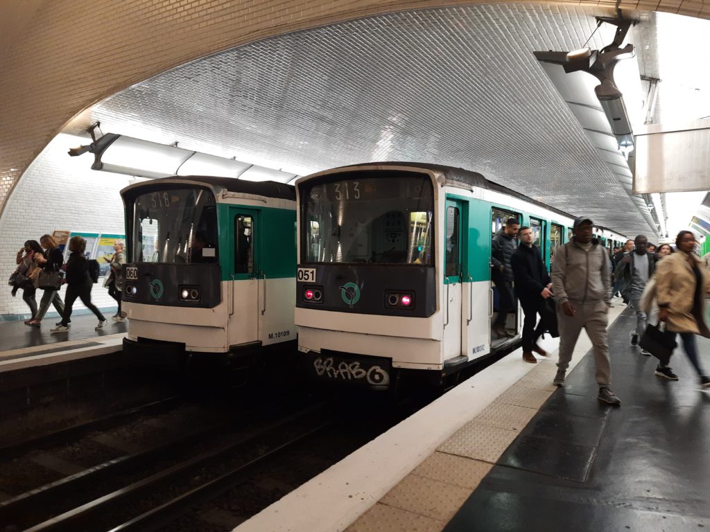 Парижское метро – ад для матерей с колясками, инвалидов и пассажиров с чемоданами