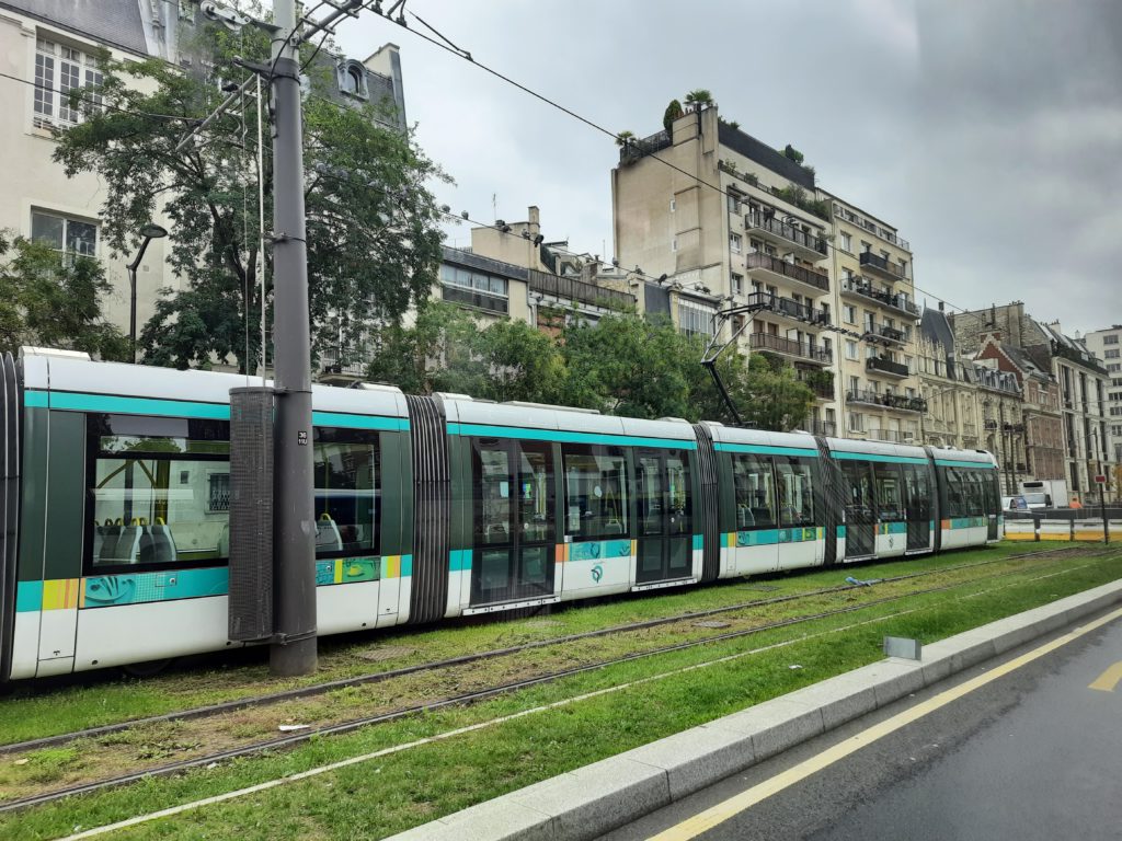 Трамвай мечты. Кольцевой маршрут трамвая в Париже, на котором ходят 7-секционные вагоны