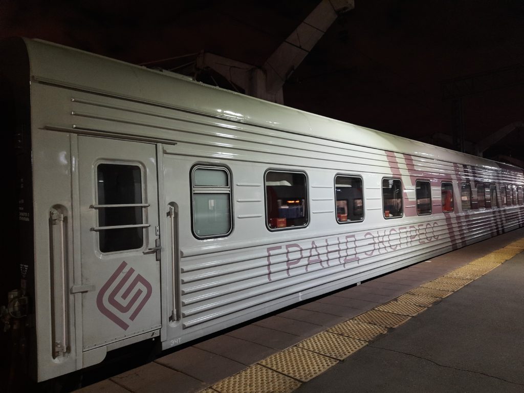 Новый цветной поезд. Как выглядит изнутри и снаружи поезд «Таврия», где все вагоны с душем