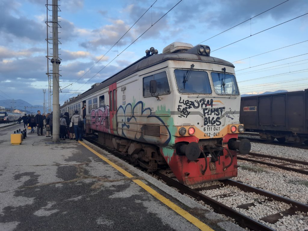 Ужас и блеск железных дорог Черногории: от советских Эр-31 до испанских поездов
