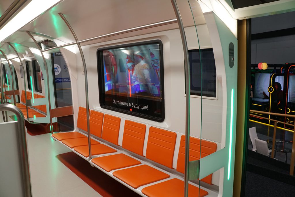Страсти по USB, или Нужны ли «зарядки» и кондиционеры в петербургских поездах метро
