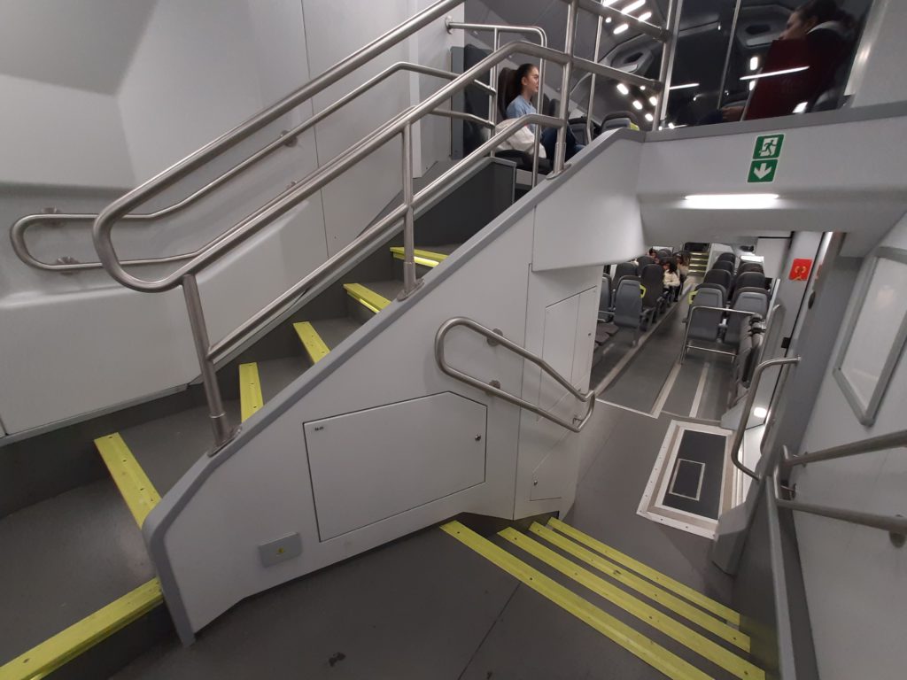 Вот бы такое в Россию: низкопольная «двухэтажка» – рай для пассажиров с багажом