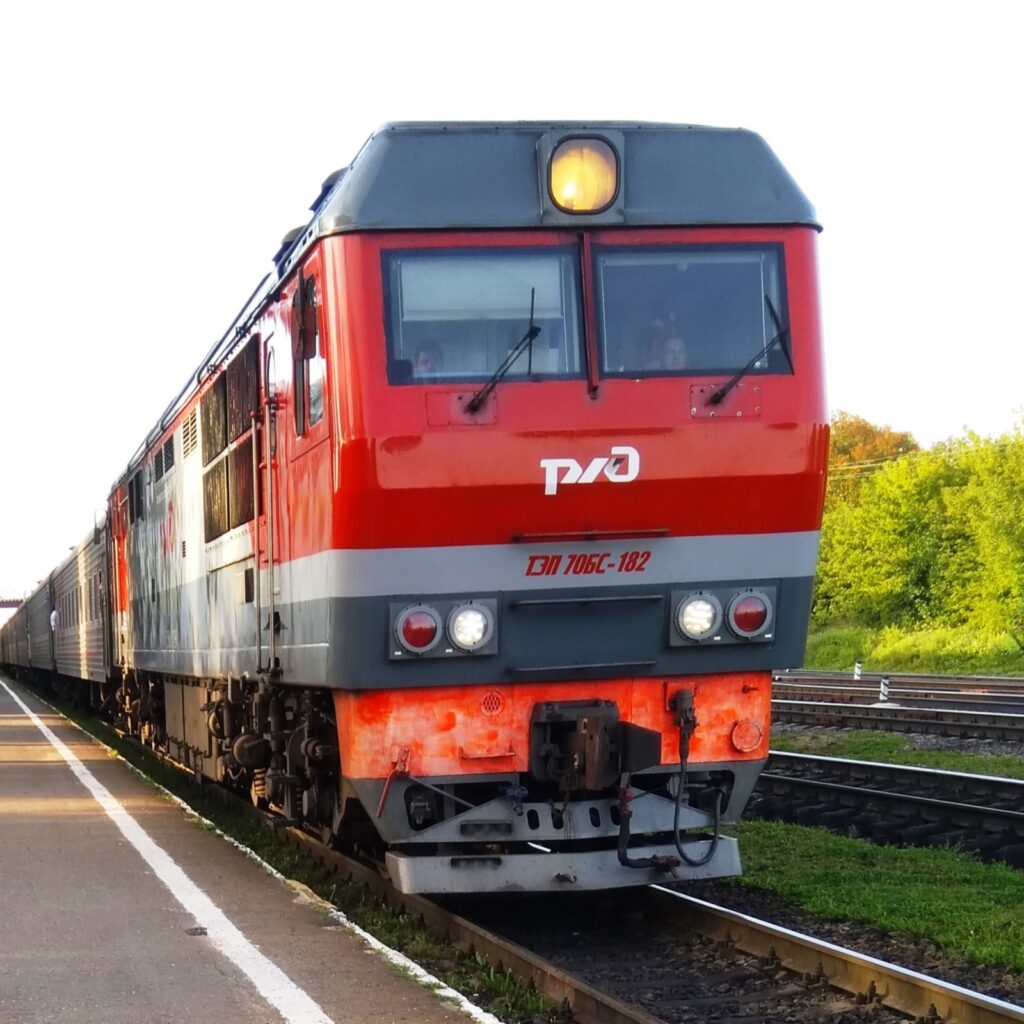 Почему в России весь современный транспорт злой? Раньше мордочки поездов были добрыми