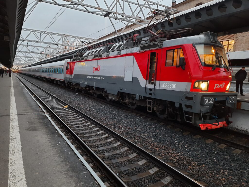 В России выпустят аналог ЭП20. Этот электровоз для скорых поездов строился с участием Франции