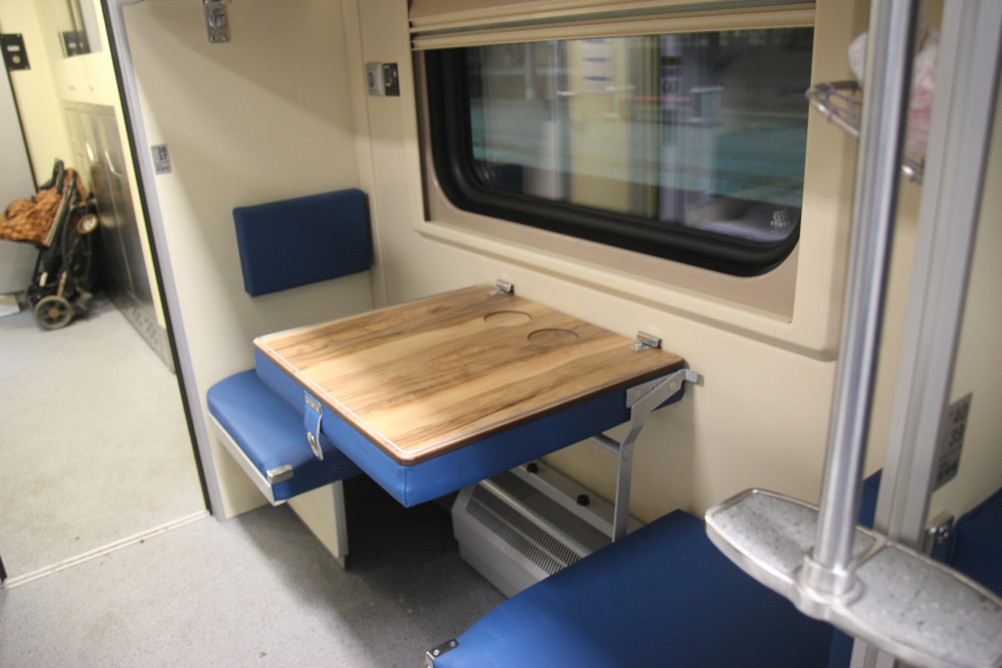 Раскладной столик в поезде