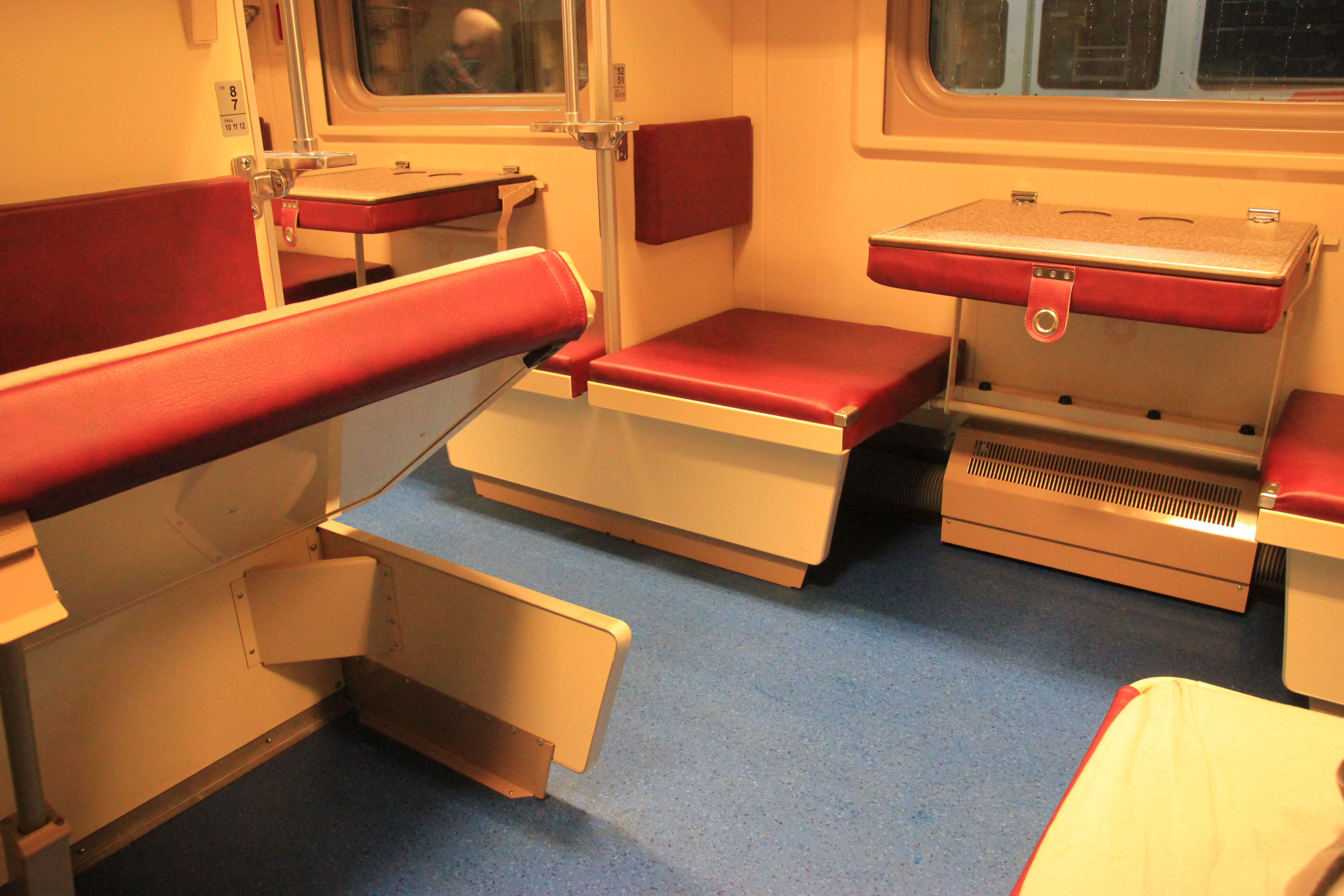 Боковые верхние места в поезде плацкарт фото
