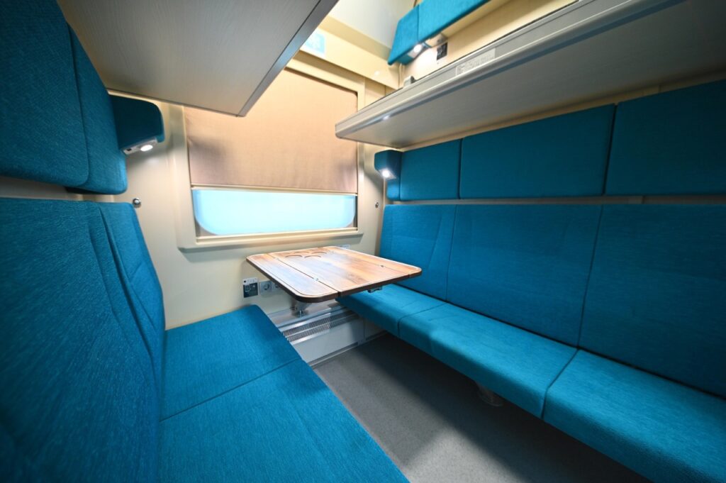 Новый цветной поезд. Как выглядит изнутри и снаружи поезд «Таврия», где все вагоны с душем
