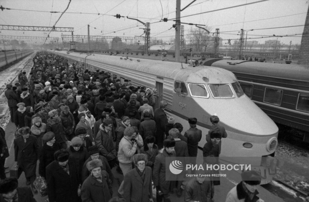 Необычная фотография из СССР: что делают на платформе все эти люди