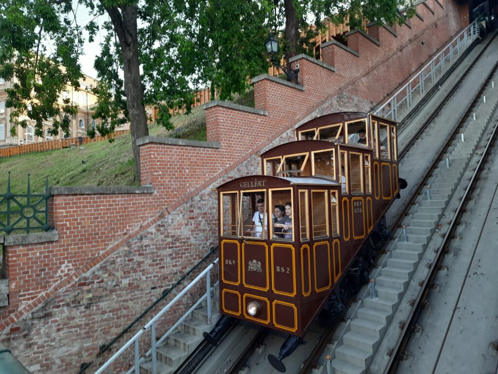 Много странного транспорта, 20-тысячные купюры и парк на крыше музея. Чем удивляет Будапешт