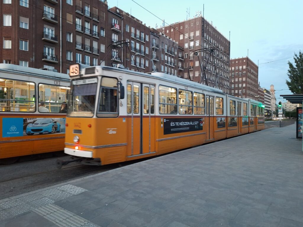 Будапешт: поезда на базе трамваев, или Как выглядит самое старое метро в континентальной Европе