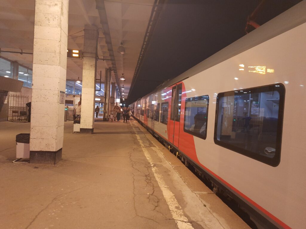 Вокруг Ладоги за сутки: в самых красивых поездах России, где кормили без перерыва. И всего за 5700 рублей