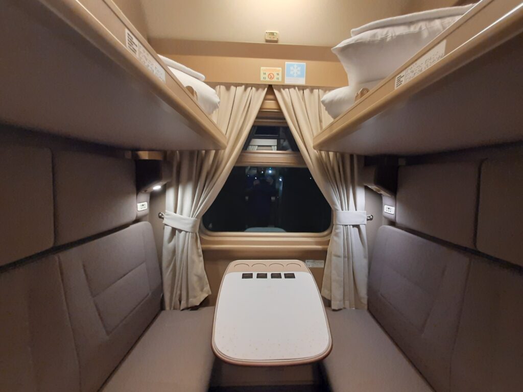 Черный поезд с элитными подушками. Что скрыто внутри нового частного поезда «Ночной экспресс»