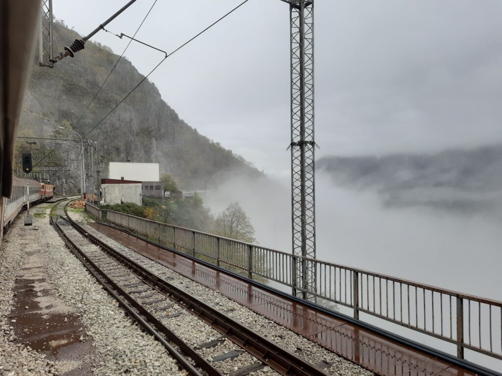 В +35 сломался кондиционер. Дневной поезд из Сербии в Черногорию по дороге Иосипа Броз Тито