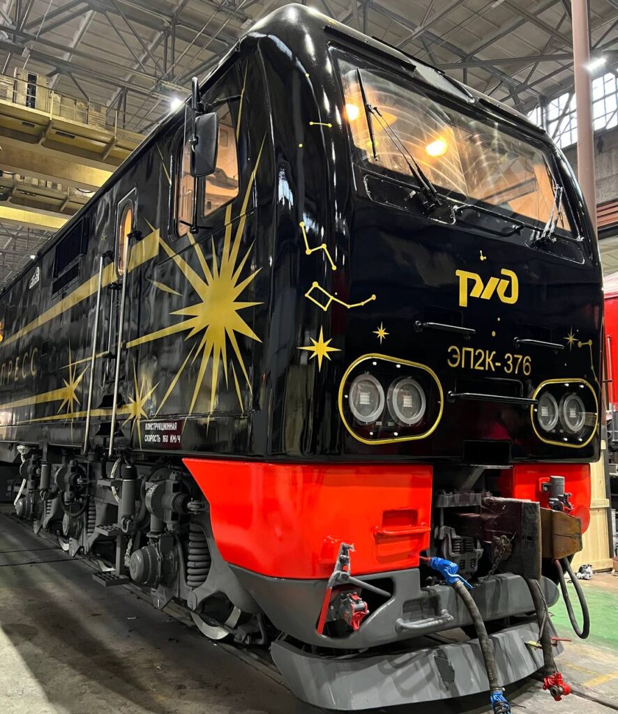У РЖД появился самый красивый черный электровоз. Как в России перекрашивают локомотивы