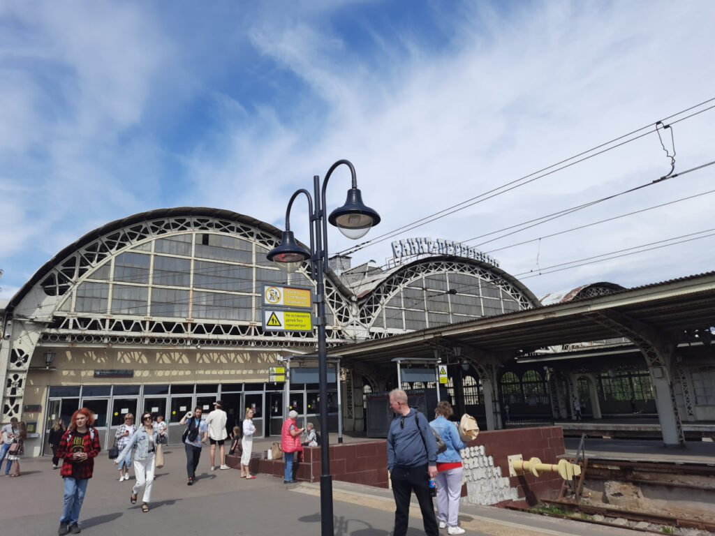Ухудшили еще один вокзал: на Витебском вокзале в Петербурге закрыли удобные проходы к электричкам