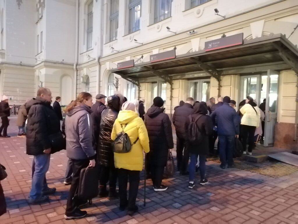 Ухудшили еще один вокзал: на Витебском вокзале в Петербурге закрыли удобные проходы к электричкам