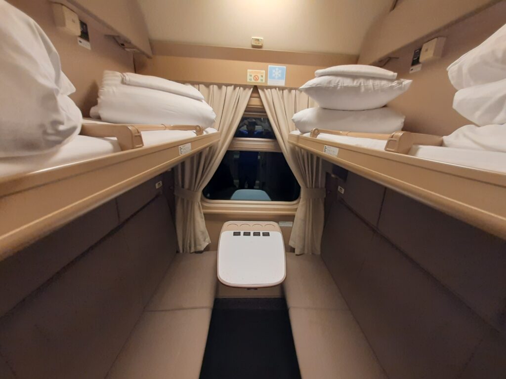 Черный частный поезд с плотными подушками. «Ночной экспресс» №21/22 Петербург – Москва