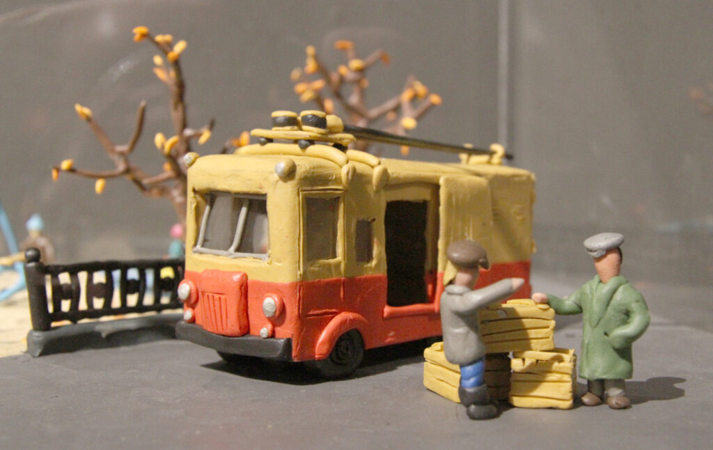 Пластилиновый трамвай: в Москве проходит выставка «Пластилин. Эпизод первый»