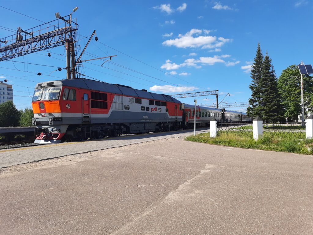 «Слишком мало за риск»: сколько зарабатывают машинисты поездов в России