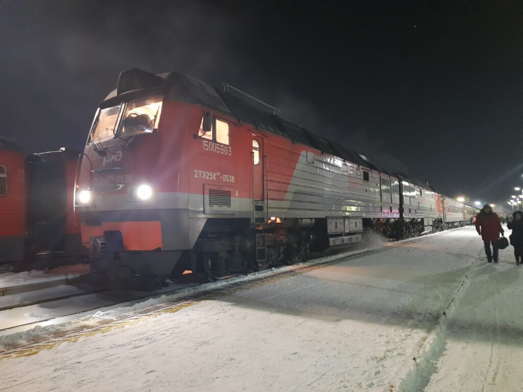 Путешествие из Петербурга в Москву на необычном поезде с грузовым тепловозом