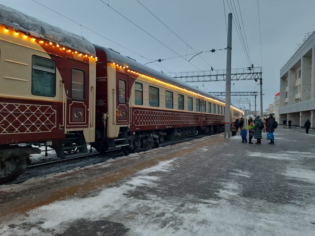 «Уральский экспресс»: электровоз потерялся, а в вагоне-баре плели интриги. Но приехать ради него в Екатеринбург стоит