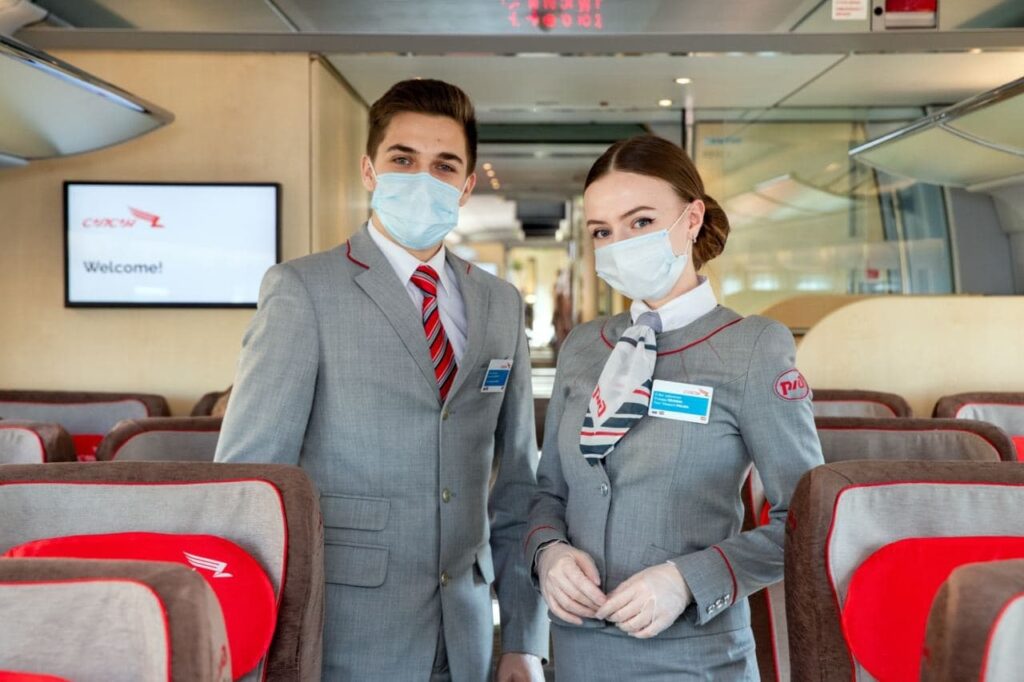 Чихать на всех: заразившаяся в поезде пассажирка потребовала вернуть ковидный регламент