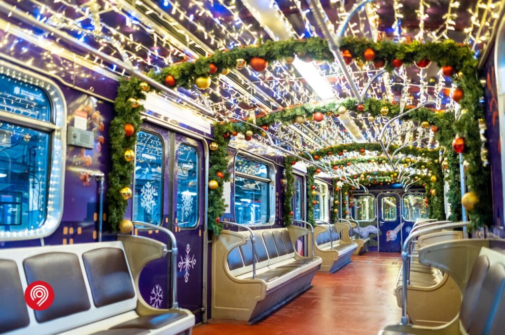 Фанаты накрыли новогодний стол прямо в вагоне московского метро, который скоро спишут