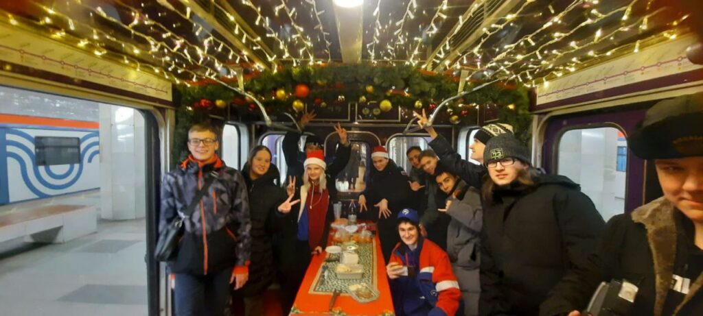 Фанаты накрыли новогодний стол прямо в вагоне московского метро, который скоро спишут