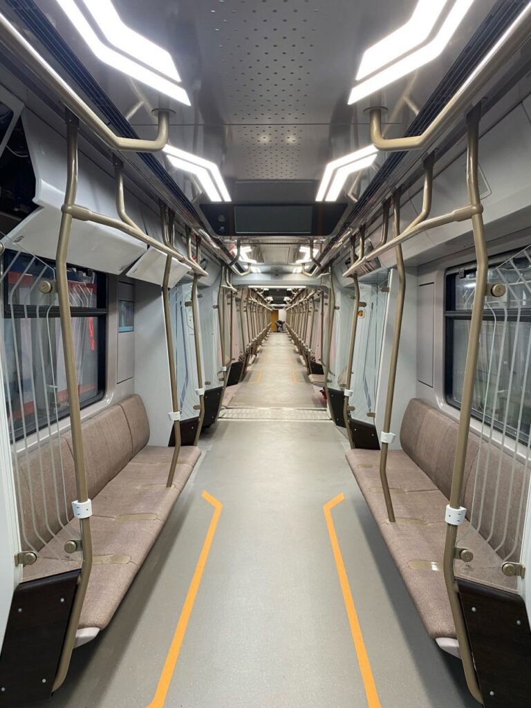 Дождались: на Замоскворецкую линию метро выходят абсолютно новые поезда «Москва 2024» (на других линиях таких нет)