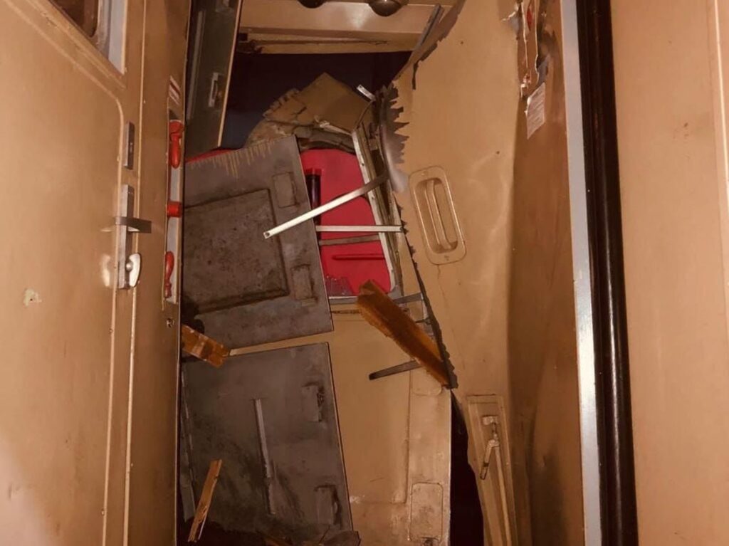 Авария с поездом Нижневартовск – Волгоград: вагоны раскурочило так, что появился фейк об обстреле