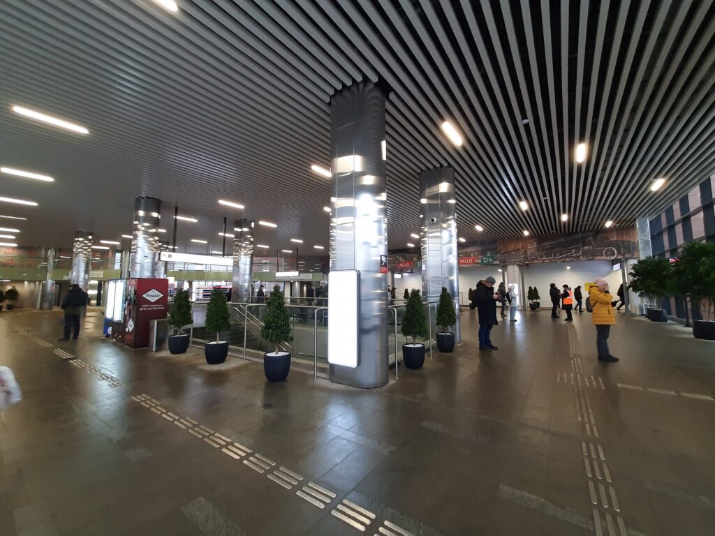 Новый вокзал в Железнодорожном: один эскалатор на 150 тысяч человек, чехарда с платформами и холод в здании