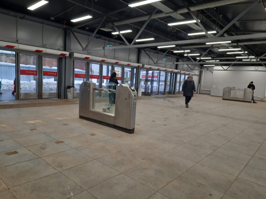 Новый вокзал в Железнодорожном: один эскалатор на 150 тысяч человек, чехарда с платформами и холод в здании