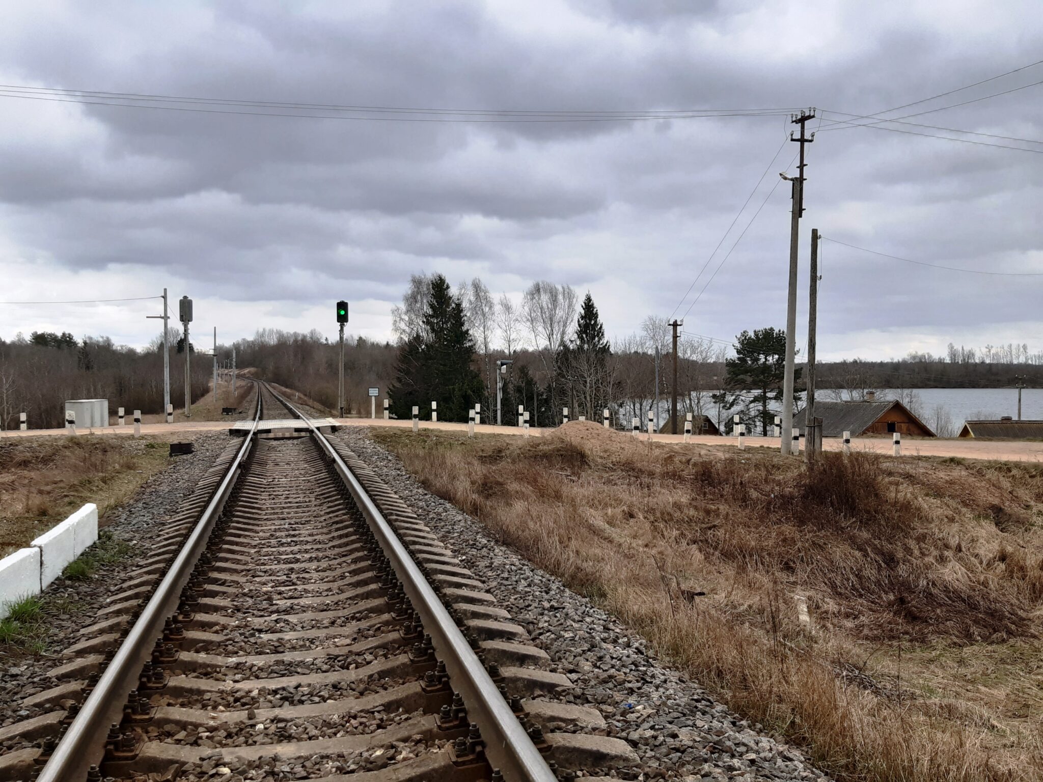 Российская колея. ЖД пути. Стрелка ЖД. Полустанок. Полустанок в глуши.