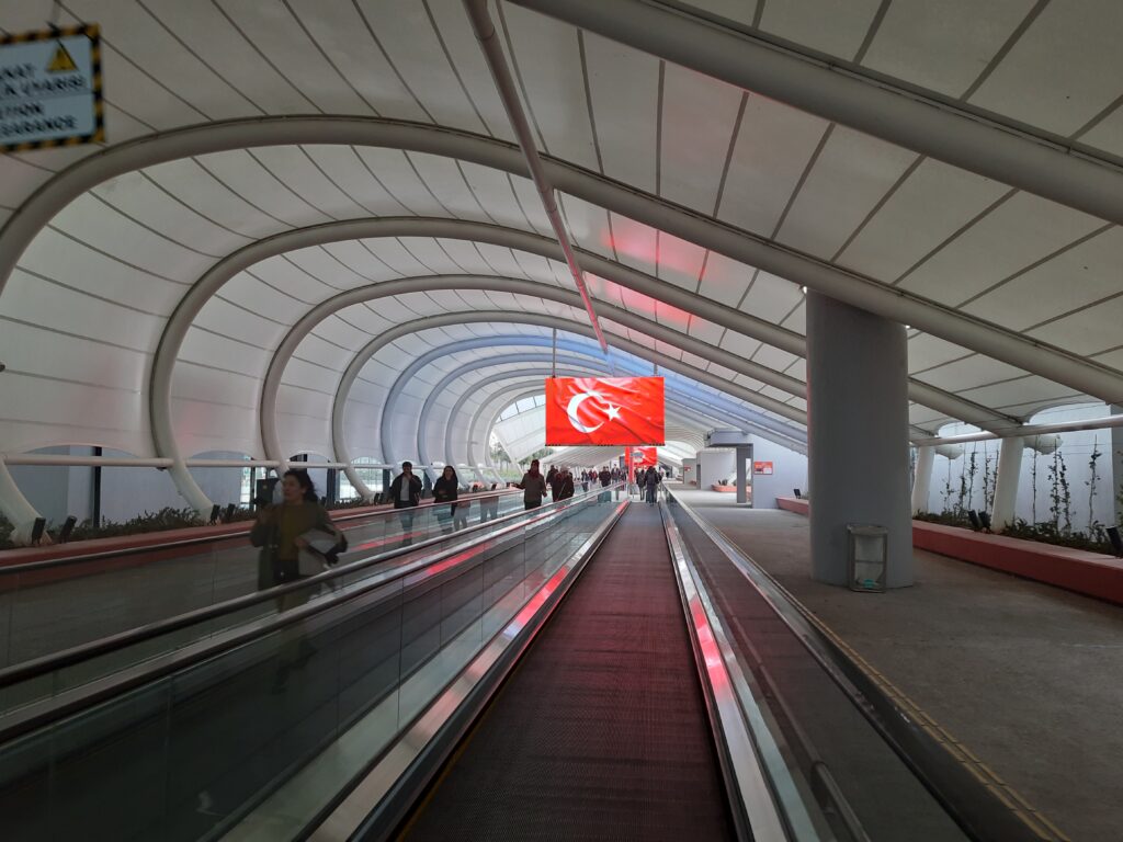 Продлили в оба конца: линия метро из аэропорта Стамбула стала удобнее
