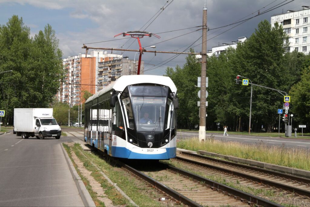 Разбитые рельсы и 1,5 км нового пути за 40 лет: каким московский трамвай подошел к 125-летию