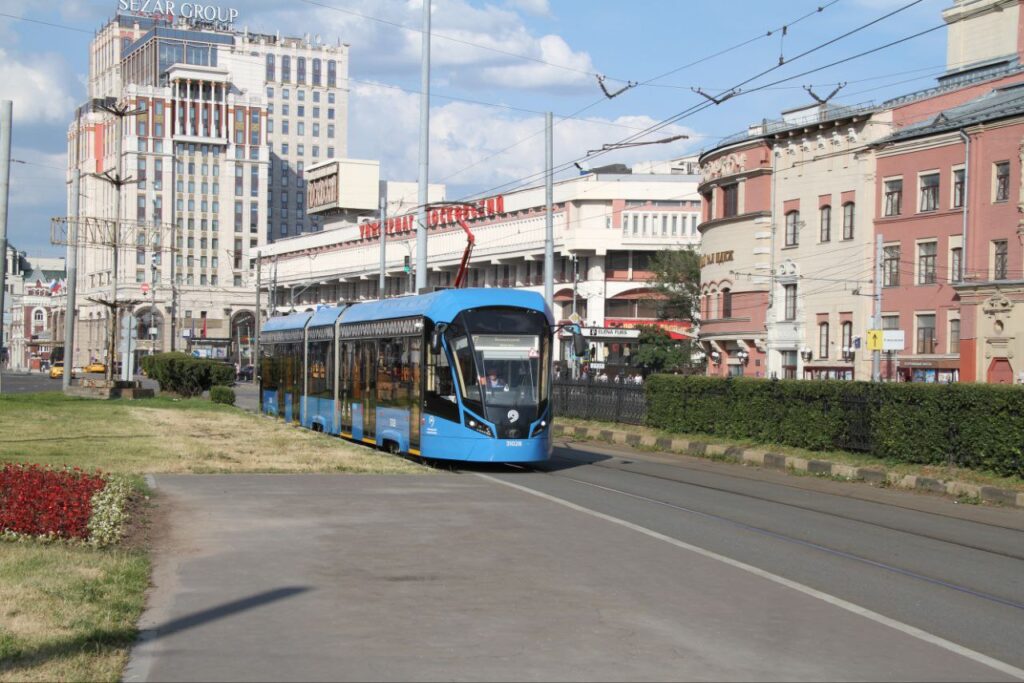 Разбитые рельсы и 1,5 км нового пути за 40 лет: каким московский трамвай подошел к 125-летию