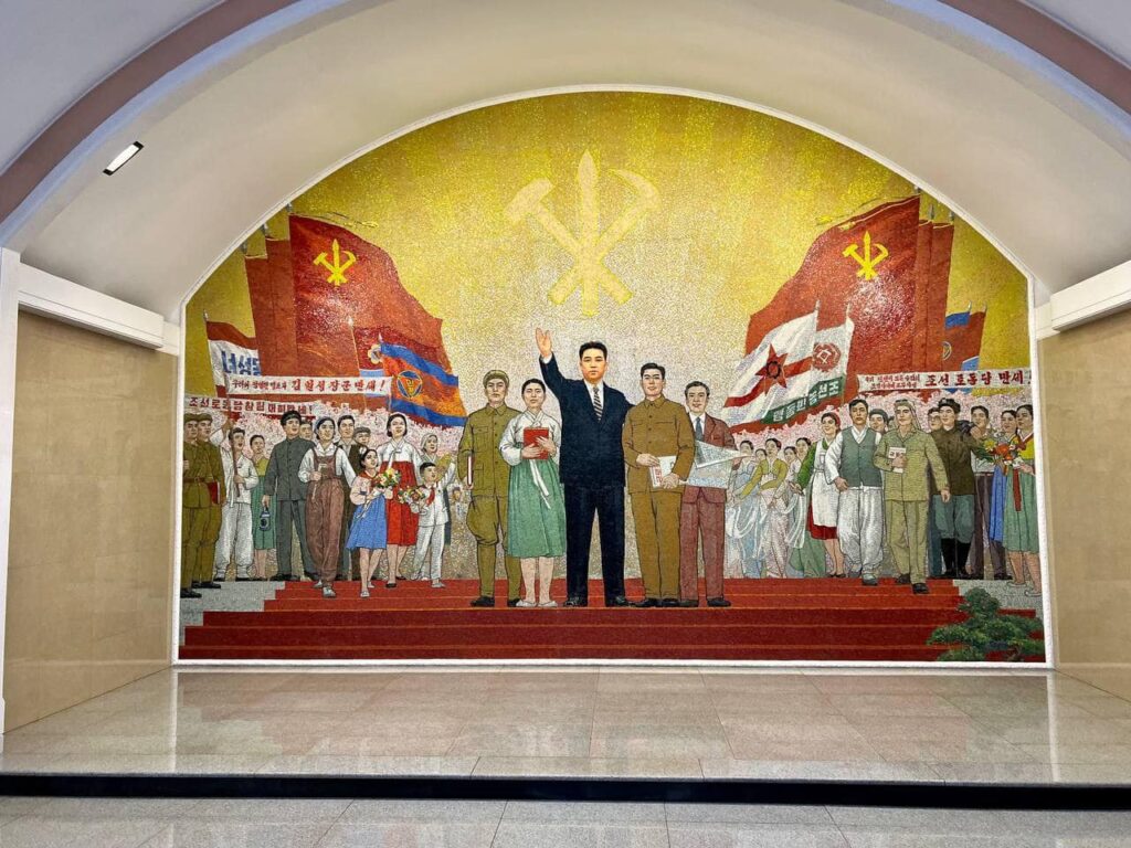 Подземка с портретиками вождя: дипломаты из КНДР показали метро Пхеньяна