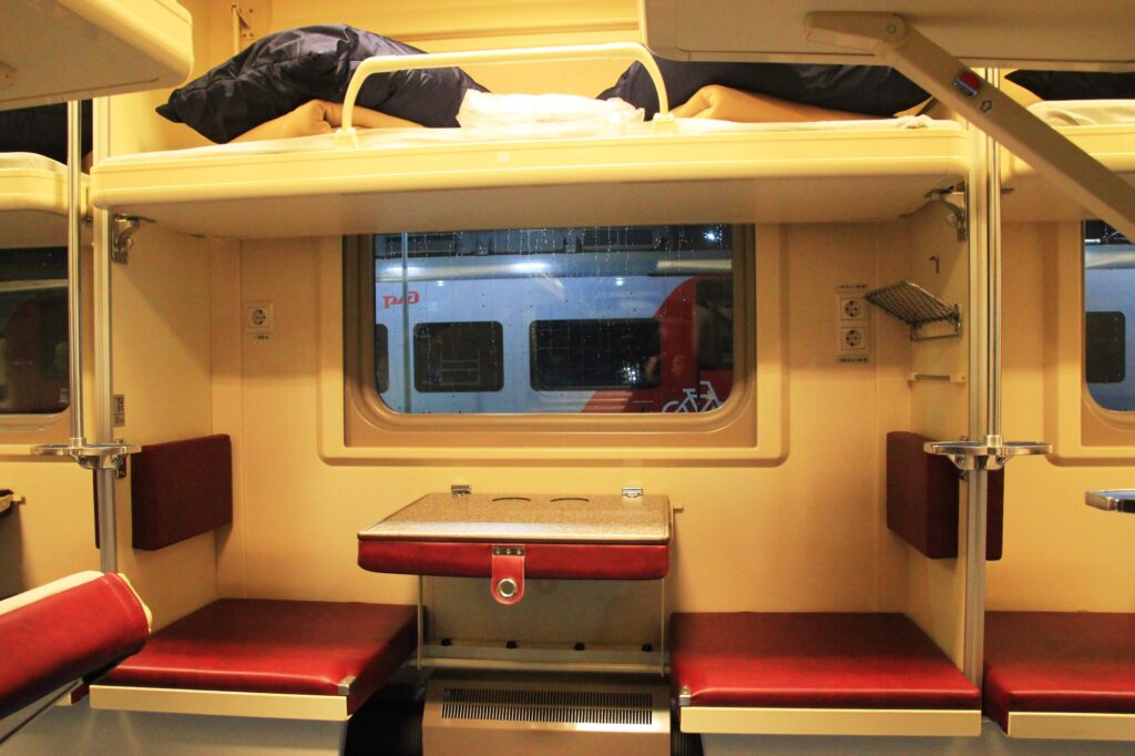 Будят детей, свешивают ноги, вредничают: как в поездах работает новое правило о местах у столика