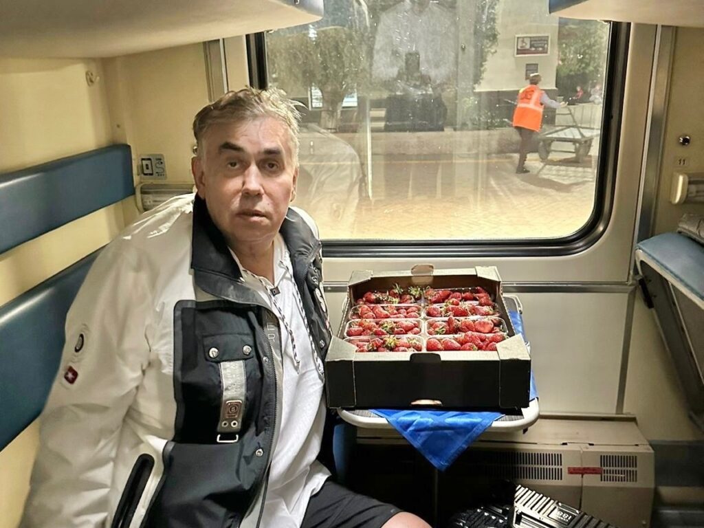 Актеру Садальскому дали в поезде одно белье, хотя он выкупил четыре места в купе. Почему прав перевозчик