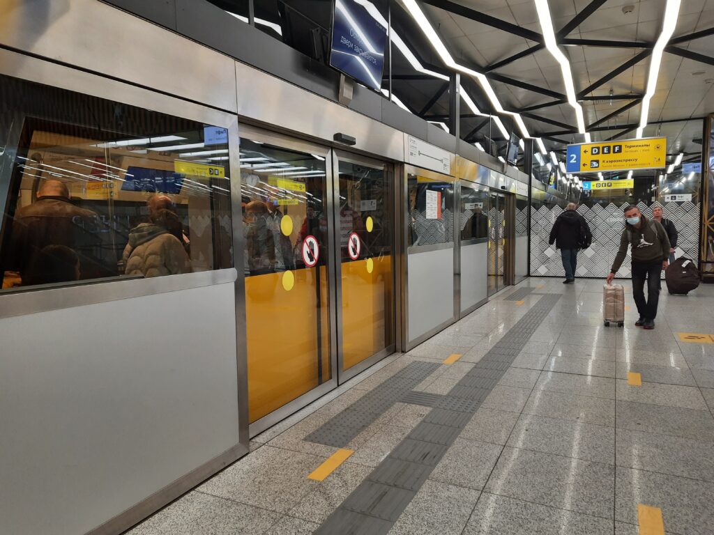Поезд без машиниста: в аэропорту «Шереметьево» возобновил движение мувер, придуманный Диснеем