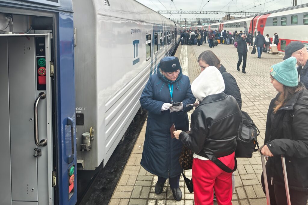 «Сама занести вещи в вагон не могу»: в поезда перестали пускать провожающих