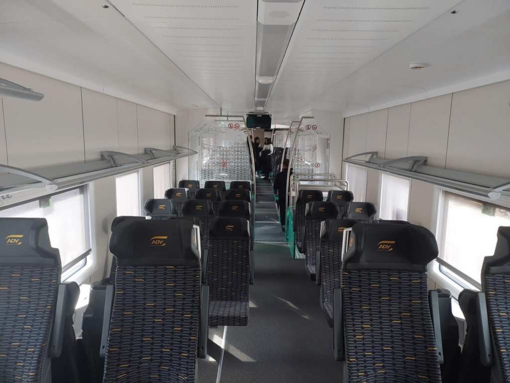 В Азербайджане начал ходить швейцарский дизель-поезд. Как он выглядит изнутри и снаружи