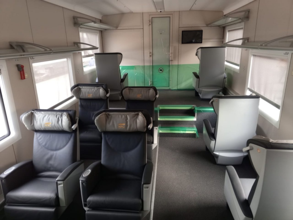 В Азербайджане начал ходить швейцарский дизель-поезд. Как он выглядит изнутри и снаружи